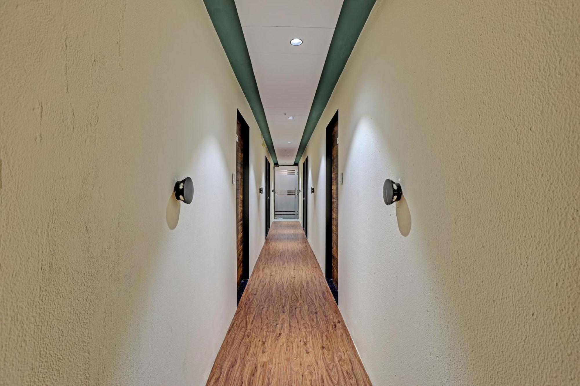 Collection O Hotel Swarg Surat Dış mekan fotoğraf