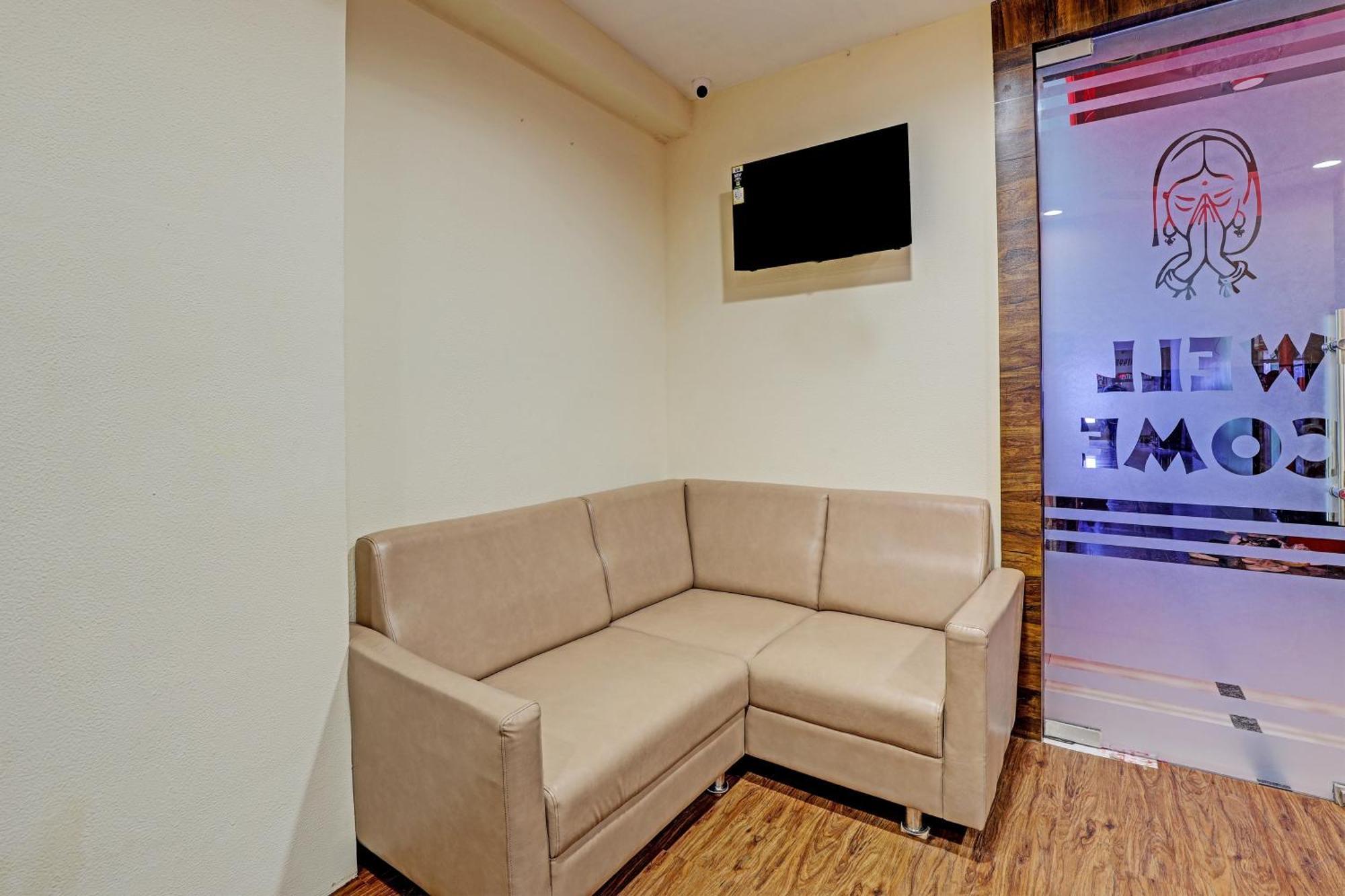 Collection O Hotel Swarg Surat Dış mekan fotoğraf